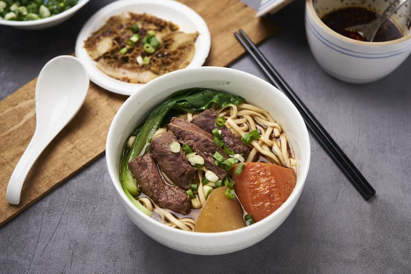 牛翻天牛肉麵-牛大骨熬牛肉湯-湯頭濃郁 (大安店) - hero 1