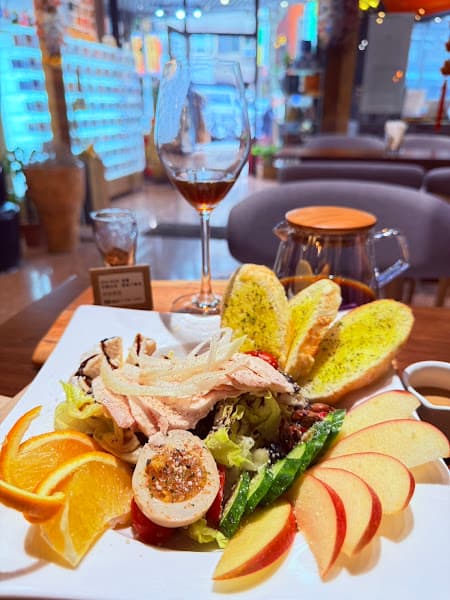 VOGUE 2 Bistro｜早咖晚酒｜歐客佬精品咖啡｜餐酒館｜現場駐唱｜Bar｜運動賽事｜葡萄酒｜ - hero 3